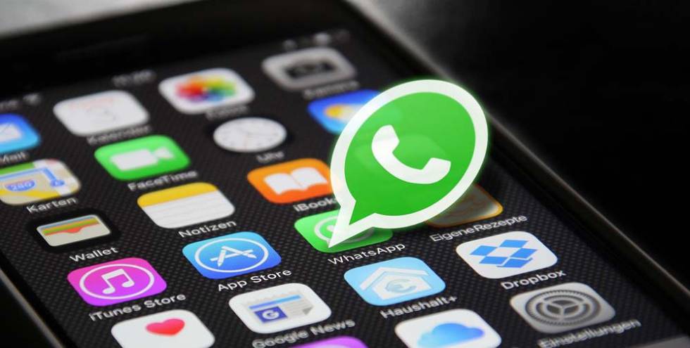 Logo de WhatsApp en la pantalla de un iPhone