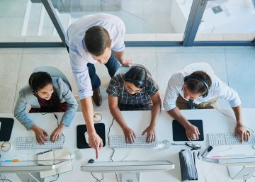 Telefónica externaliza el 1004: estos son los riesgos para los trabajadores del ‘outsourcing’