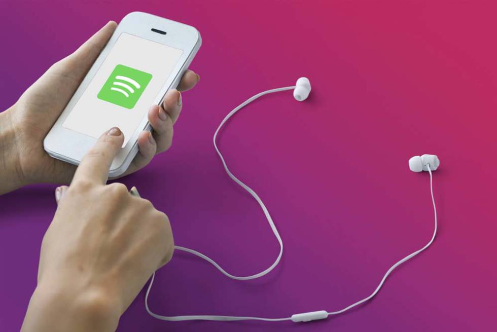 Cascos conectados a un smartphone con Spotify