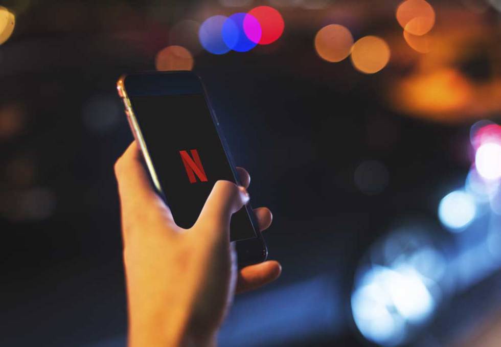 Smartphone con el logo de Newtflix en la pantalla