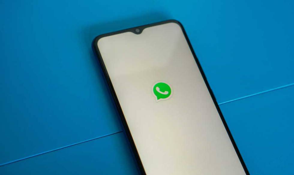 Icono de WhatsApp en una pantalla blanca