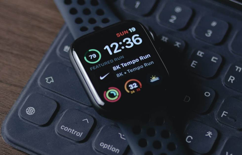 reloj Apple Watch encima de un teclado