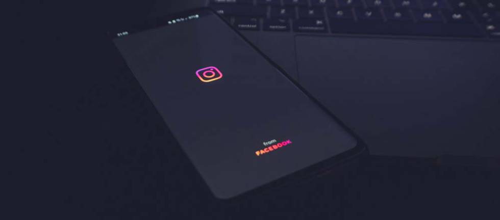 Pantalla con fondo oscuro y logo de Instagram