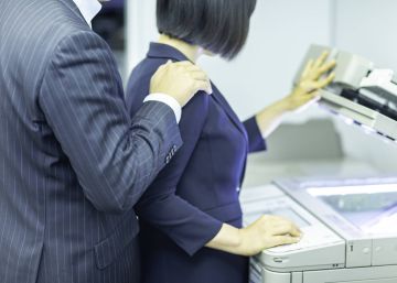 Acoso sexual en el trabajo: grabar con el móvil al agresor es legal y una prueba para despedirle