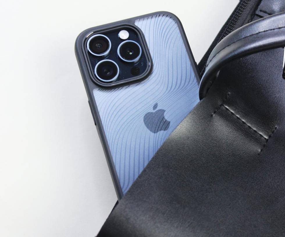 iPhone 15 Pro en un bolso
