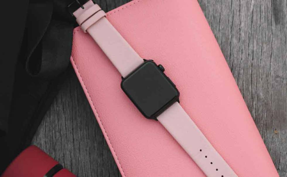 Apple Watch de color rosa en una mesa