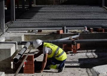 Es válido el despido de un albañil que profirió insultos racistas a sus compañeros fuera del trabajo