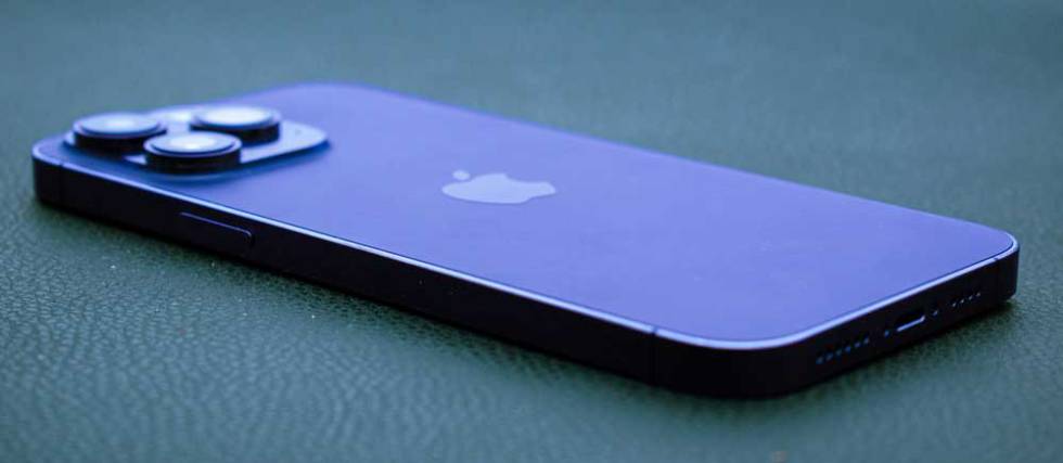 Imagen lateral de un iPhone 14 de Apple