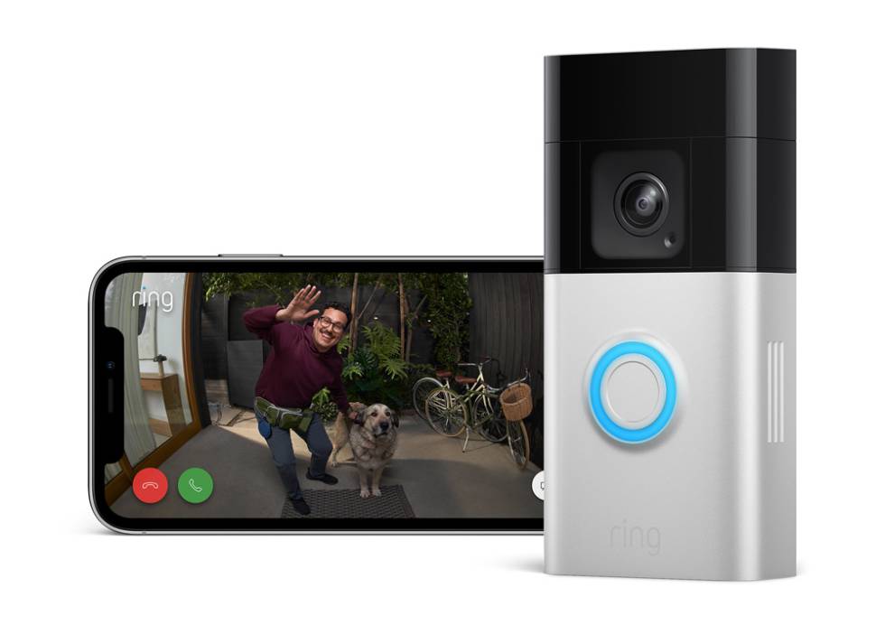 Ring Battery Video Doorbell Pro junto a un smartphone
