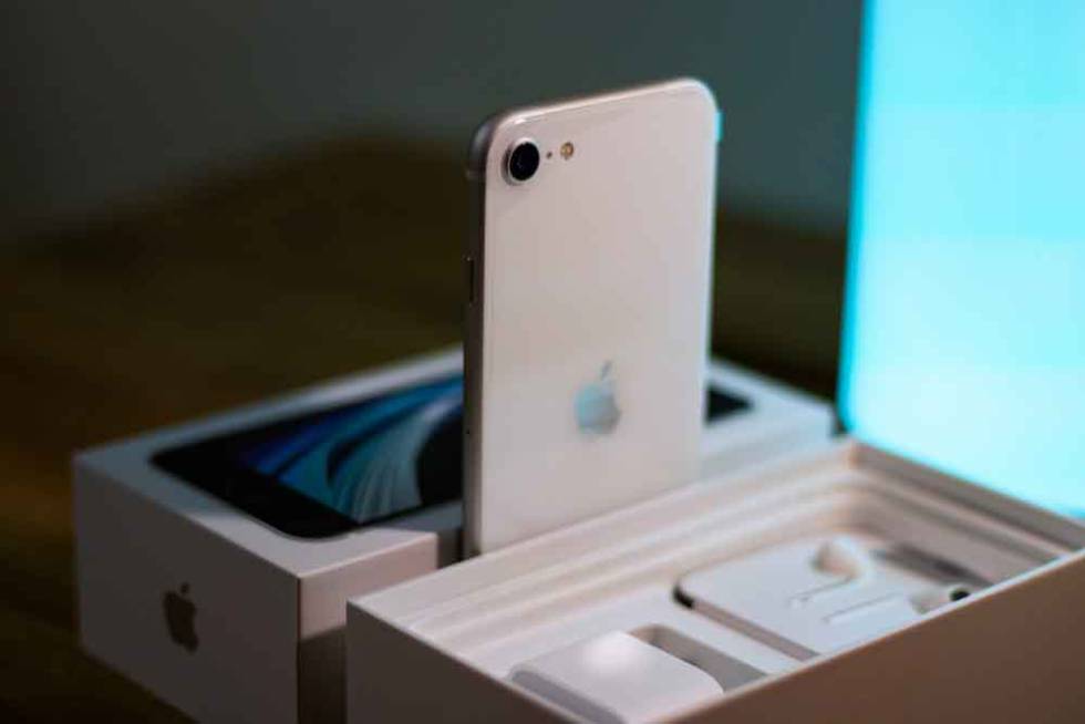iPhone SE blanco con caja