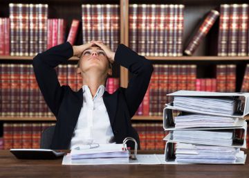 Una funcionaria interina, destituida por ejercer como abogada a la vez