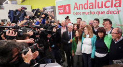 Susana Díaz con otros miembros del PSOE tras ganar las elecciones andaluzas