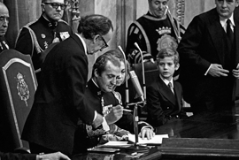 El rey Juan Carlos I firma la constitución de 1978
