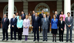 Foto de familia del primer gobierno de Zapatero (20 de abril de 2004)