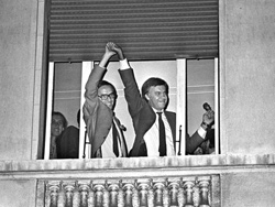 Guerra y González celebran en la terraza del Palace la victoria del PSOE