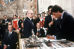 Felipe González firma el Tratado de adhesión ante el Rey en 1985 