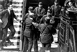 Tejero asalta el congreso de los Diputados en un fallido intento de golpe de Estado