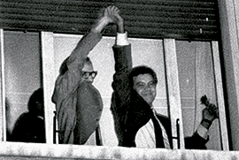 Alfonso Guerra y Felipe González celebran la primera victoria electoral del PSOE