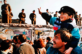 Cae el Muro de Berlín, primer signo del hundimiento del Bloque del Este