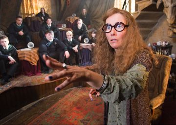 Emma Thompson caracterizada como la profesora de adivinaci&oacute;n, Sybil Trelawney, en Harry Potter (2007)