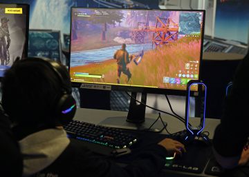 Un gamer jugando con el 'Fortnite' de Epic Games en la 'Paris Games Week' el 29 de octubre de 2019 in Paris, France. 